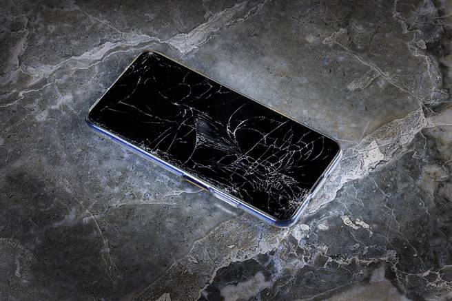 吵过头了！愤怒女友拿手机砸人，男友严重脑损不治身亡
。（示意图/shutterstock）