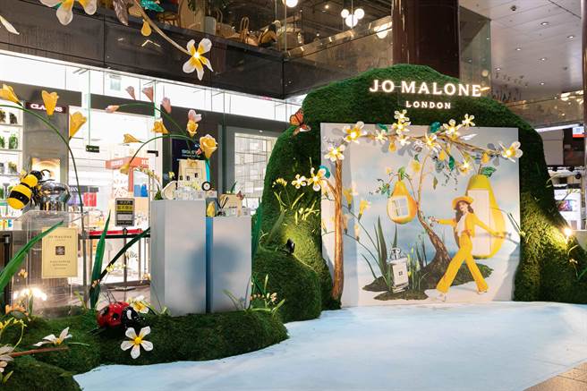 Jo Malone London英國梨與小蒼蘭花園夜間空景照。（Jo Malone London提供）
