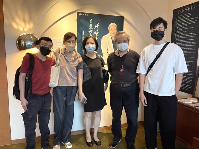 李行导演外孙（左起）、导演女儿李显顺、红心字会秘书长李显文、主办人张学孔、导演外孙一同看展。（红心字会提供）