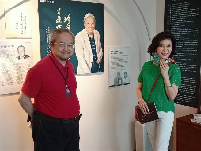 女星白嘉莉（右）和主办人张学孔合照。（红心字会提供）