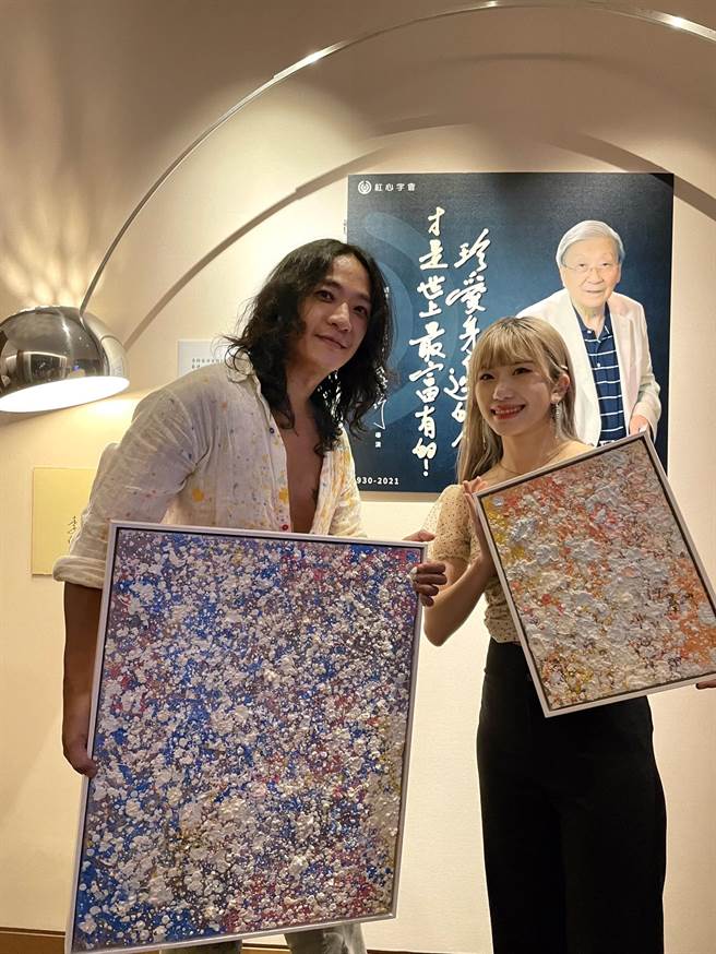 涂鸦师林轩毅COLASA（左）、艺人筠婷，将李行导演视为终身学习的对象。（红心字会提供）