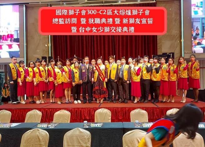 大熔炉狮子会成员大合照时，全部都符合防疫规定，口罩戴好戴满，台中市卫生局提醒，民眾参加集会活动时应全程戴口罩。（台中市大熔炉狮子会脸书／卢金足台中传真）