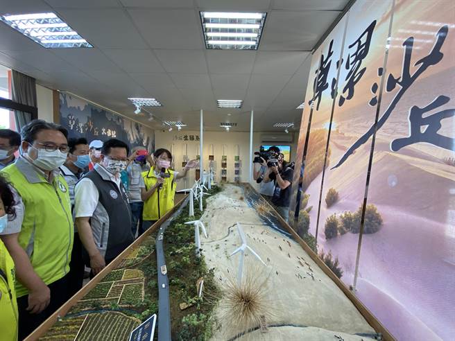 桃园市草漯沙丘地景展示馆26日揭牌启用，同时宣示草漯沙丘成为全国第三座地质公园，市长郑文灿入馆体验。（蔡依珍摄）