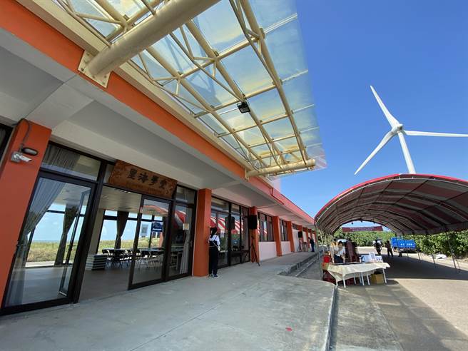 桃园市草漯沙丘地景展示馆26日揭牌启用，同时宣示草漯沙丘成为全国第三座地质公园。（蔡依珍摄）