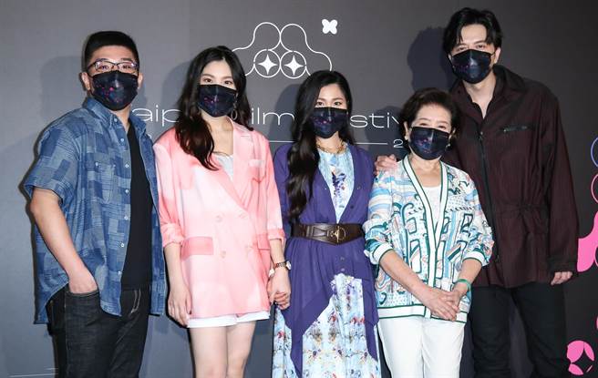 《徘徊年代》世界首映，左起张腾元、阮秋姮、阮安妮、陈淑芳、江常辉。（陈俊吉摄）