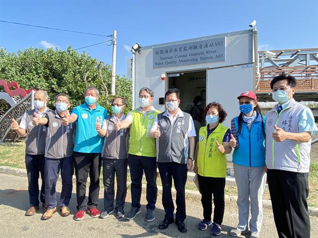 桃园市长郑文灿26日在观音溪出海口主持第3座海岸水质监测站揭牌仪式。（蔡依珍摄）