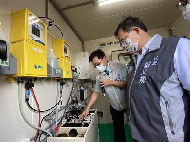 桃园市第3座海岸水质监测站26日在观音溪出海口揭牌启用，市长郑文灿强调功能提升，可全天候24小时严密监控河川水质变化，是守护大潭、白玉藻礁的第一道防线。（蔡依珍摄）
