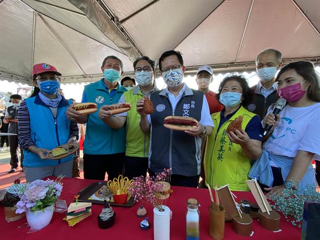 桃园市在河川出海口设置垃圾拦截网，拦截塑胶垃圾，并透过巧思改造成文创商品。（蔡依珍摄）