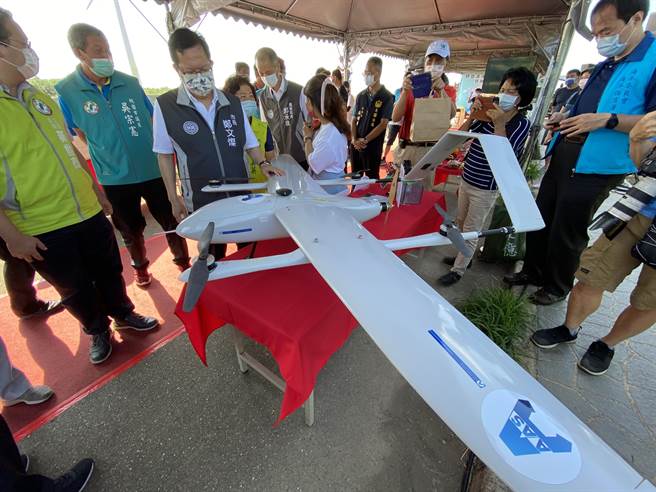 市府去年开始委托点点塑团队在社子溪出海口和永安渔港採样调查塑胶微粒数量和种类。(蔡依珍摄)