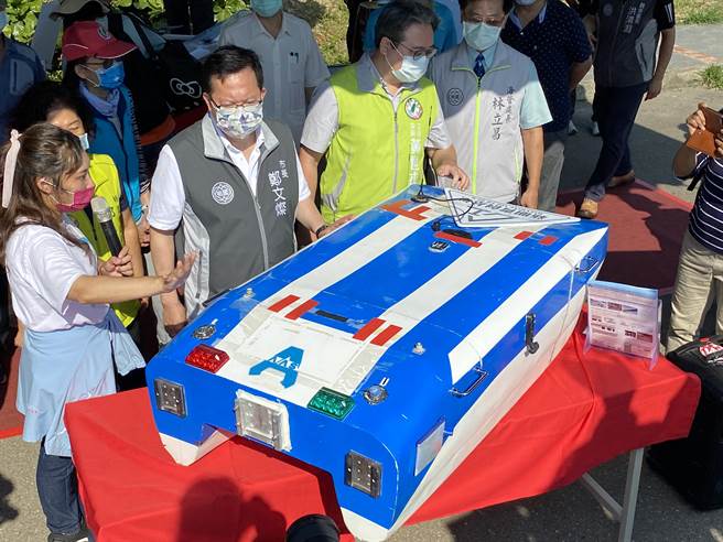 市府去年开始委托点点塑团队在社子溪出海口和永安渔港採样调查塑胶微粒数量和种类。(蔡依珍摄)