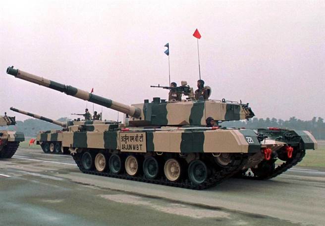 阿琼主力战车，于1990年代设计，炮塔方方正正，还不是如今较流行的箭簇型装甲。(图/印度陆军)