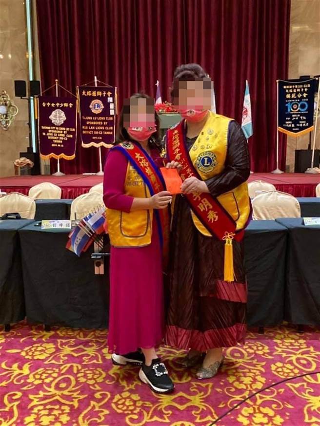 大熔炉狮子会李明秀自掏腰包购买500个口罩，全场都戴一样的口罩样式，不料有成员为拍照脱下口罩。（台中市大熔炉狮子会脸书／卢金足台中传真）
