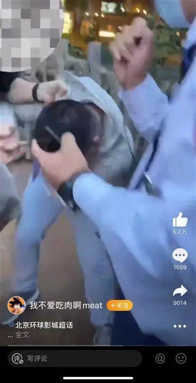 被害人PO出嫌犯被逮的影片，男子手機內還有其他女遊客的裙底照片。（視頻截圖／北京日報）