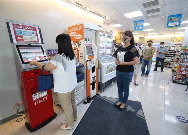 纸本五倍券开放预订第2天，预订人数已高达566万9,910人。(资料照)