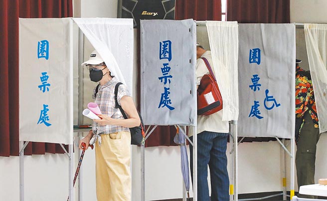 国民党主席选举25日举行投票，党员们前往投票所投票，选出自己心中的人选。（赵双杰摄）