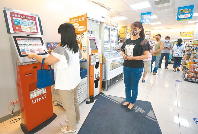 25日民眾在超商排队预约纸本振兴五倍券。（赵双杰摄）