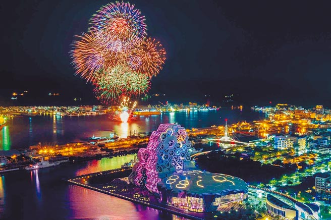 2021國慶焰火睽違20年重磅回歸高雄，23日晚間在高雄港灣試放3分鐘。（高市府提供／柯宗緯高雄傳真）