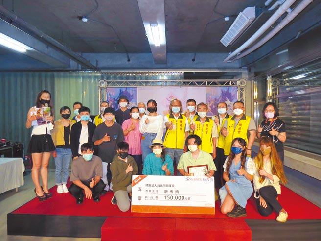 2021关渡宫大专西画新秀奖颁奖，台北市关渡宫董事长陈玉坤率董监事与得奖者合影。（主办单位提供／张颖齐台北传真）