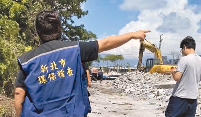 塭仔圳重劃區有不肖業者拆除廠房後就地掩埋遭檢舉，新北市環保局前往稽查，查獲現場已掩埋約20噸的廢棄物，依違反廢物清理法將2嫌函送檢方偵辦。（新北市環保局提供／陳慰慈新北傳真）