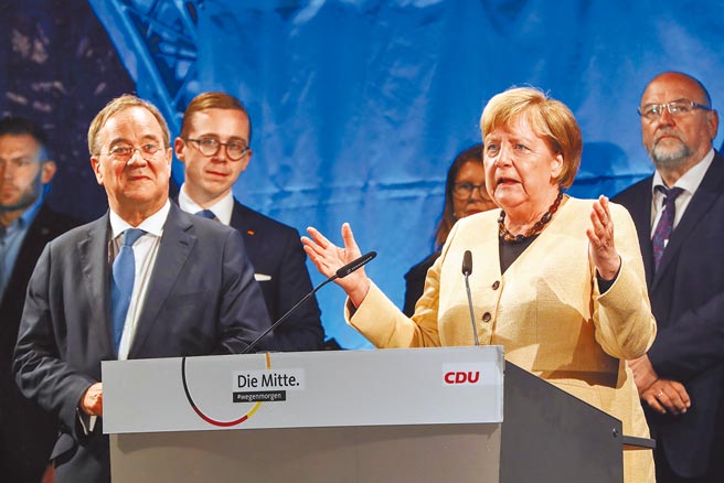 9月21日，德國總理梅克爾（前右）與基民盟主席、聯盟黨（基民盟/基社盟）總理候選人拉謝特（前左），在施特拉爾松德（Stralsund）出席基民盟競選集會。（新華社）