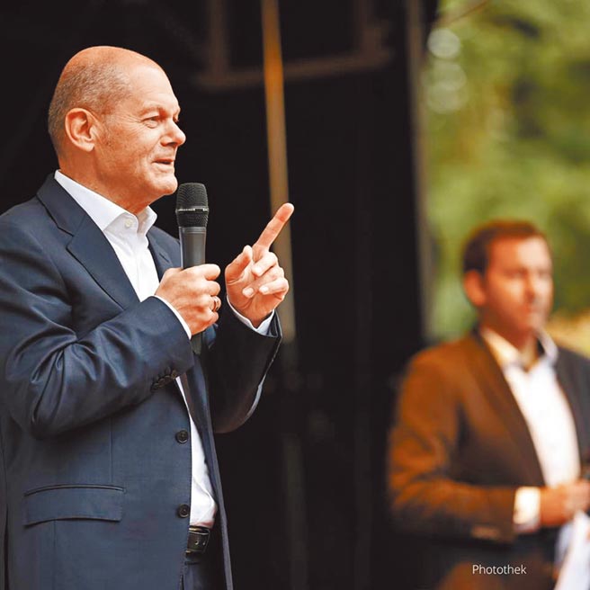 德國社會民主黨（SPD）總理候選人蕭茲（左），他選後主導組閣的機率較大。（摘自蕭茲臉書）