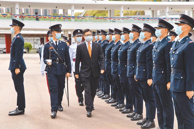 香港保安局长邓炳强25日表示，须透过《基本法》23条本地立法，规范《国安法》未涵盖的范围，包括间谍行为。现在是回归以来最适当时机，期望下届立法会期内可完成立法。图为邓炳强23日出席消防处第190届结业会操。（中新社）