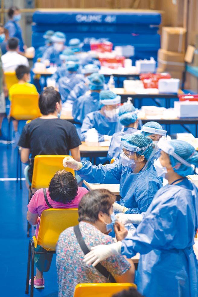 澳门出现本土病例，25日下午3时起将花3天时间进行全民普筛。图为9月4日澳门民眾接受核酸检测。（新华社）