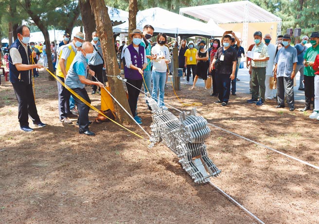 2021苗南海地景艺术节，苗栗县长徐耀昌等人共同拉动地景艺术石虎开幕。（苗栗县政府提供／罗浚滨苗栗传真）