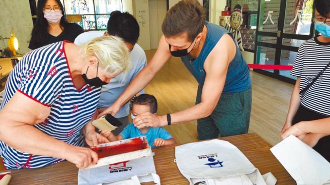 參山處與谷關飯店餐廳業者舉辦「谷關泡好湯 入關博物館絹印DIY活動」，消費滿額可免費手作絹印文青包。（參山處提供／陳淑娥台中傳真）