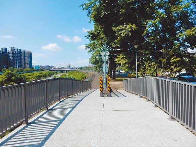 台中市祥顺东路自行车道近太原路3段，原本为木栈板铺面，因长期使用损坏，经改善为混凝土铺面，行车较安全。（台中市政府提供／张妍溱台中传真）