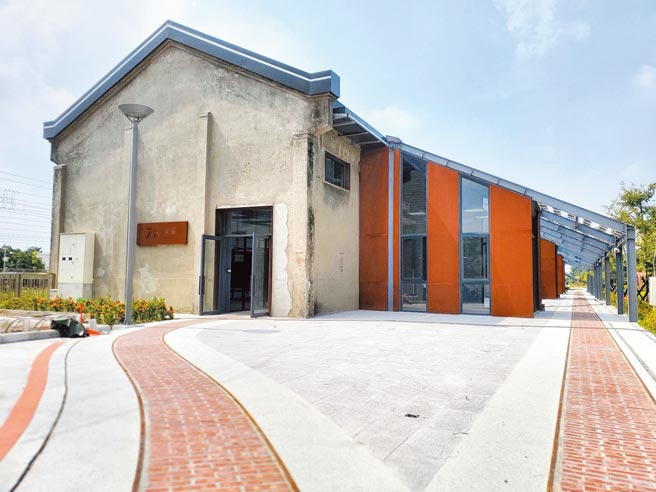 斗南火車站舊倉庫群往南延伸的1.2公頃閒置空地大改造，變身為全民活動休憩廣場的模樣，令人驚豔，保留五分車鐵軌，既現代又傳統。（周麗蘭攝）