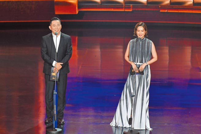 屈中恒（见图）、吴怡霈昨一起颁奖，互动逗趣。（三立电视提供）
