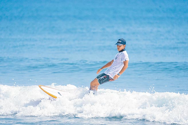 鼓鼓衝浪架勢十足。（相信音樂提供）