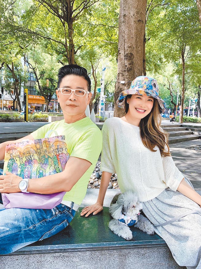 彩妆大师朱正生（左）和姚采颖从师生变成杏坛同业。（洪秀瑛摄）