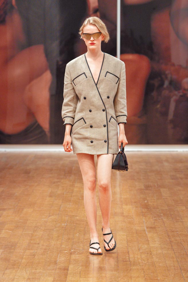 Tod’s以皮革在领口、袖口和衣襟滚边，不仅可以增加耐用度，还可勾勒出线条曲线。（Tod’s提供）