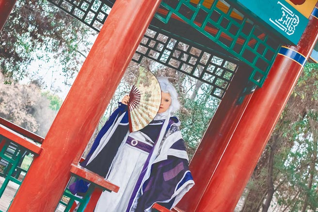 智利霹靂戲迷Aurora Espinoza以cosplay展示她對布袋戲藝術的愛。（霹靂國際多媒體提供）