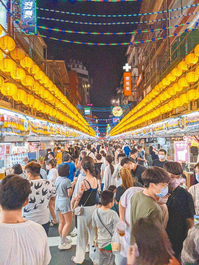 基隆庙口夜市获选世界20大名市集。（基隆市政府提供）