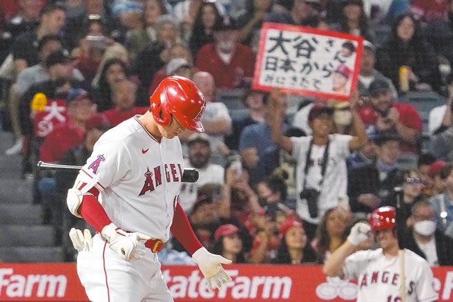 大谷翔平昨对水手又被四坏保送4次，全垒打停留在45轰。（美联社）