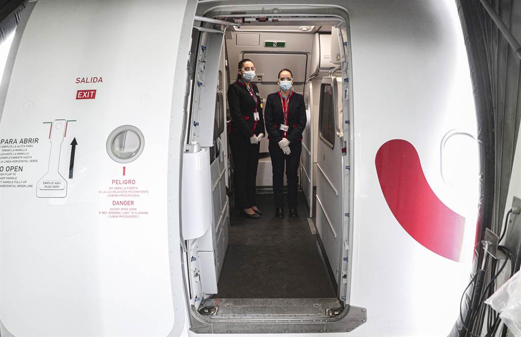 配戴口罩的空服员在机舱内等候。（图／美联社）(photo:ChinaTimes)