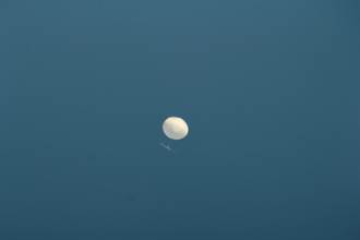 鄭明典PO一張照「月亮旁的亮點」網驚呼：外星飛行器？
