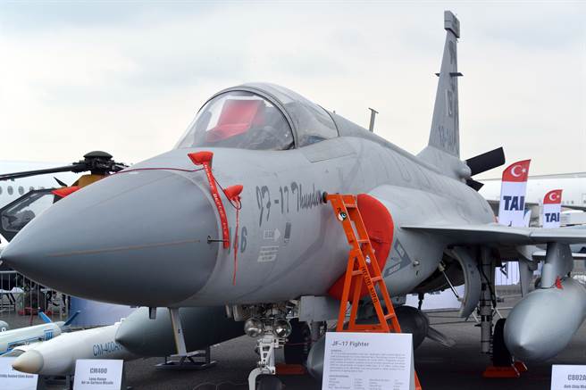 中国大陆可能为阿根廷採购的枭龙换装自制弹射座椅，避免对外军售案遭英国阻挠。图为枭龙。（图／中新社）