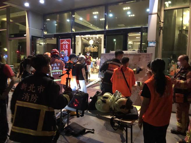 新北市三峡区27日凌晨3时许，在学成路1栋住宅6楼传出火警，该住户一家人当时要从大门逃离时发现打不开，最后4个人逃到阳台求救。（翻摄自新北市消防局脸书）