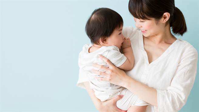 一名女網友表示，一直遇到陌生男子詢問「能不能把小孩過戶給妳」，令她一頭霧水。（圖／翻攝自爆廢公社二館）