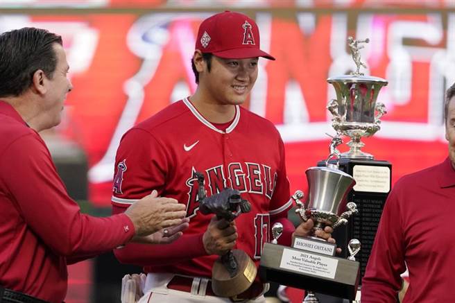 大谷翔平获得天使队颁发的年度最有价值队员、年度最佳投手奖。（美联社）
