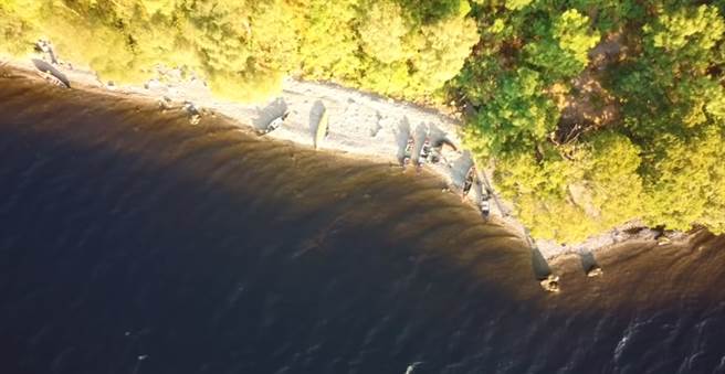 马沃尔的空拍机，意外拍到一只神似蛇颈龙的身影。（图／翻摄自Richard Outdoors YouTube）