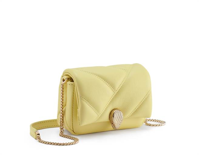 宝格丽Serrpenti Cabochon黄水晶色迷你肩背包，约2万7600元。（BVLGARI提供）