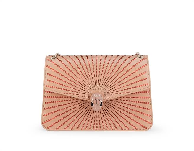 宝格丽Serpenti Forever Laser-Cut焦糖托帕石色肩背包，约11万7700元。（BVLGARI提供）