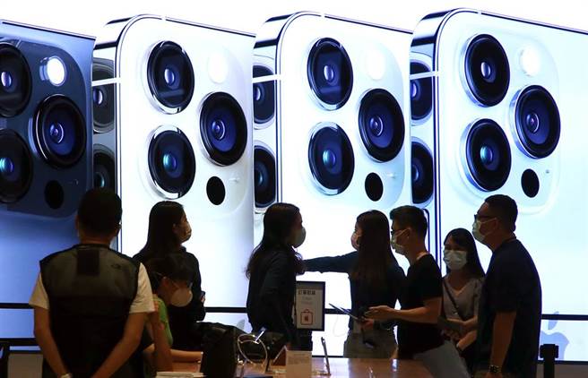 iPhone 13上市后引发一股换机潮。（资料照／赵双杰摄）