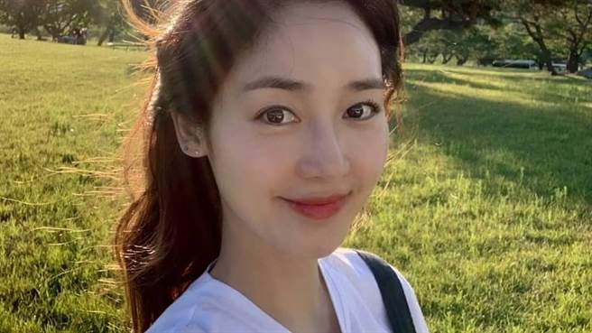 成宥利近日宣布怀上双胞胎，但四肢依旧纤细让网友看了目瞪口呆（图／IG@sung_yuri_）