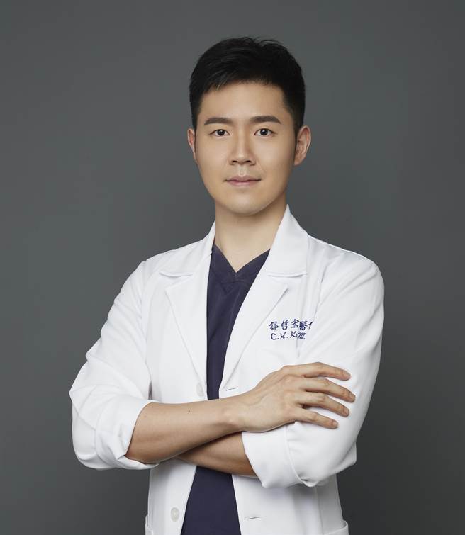 澄清医院耳鼻喉科医师郭哲宏表示，传统鼻中隔弯曲矫正手术仅能矫正部分的鼻中隔弯曲，无法矫正鼻中隔尾端软骨弯曲、鼻阀塌陷、歪鼻，功能性鼻整形手术则能完整地矫正此类鼻腔构造的问题。（澄清医院提供／冯惠宜台中传真）